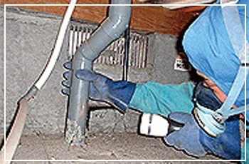 株式会社住宅ケンコウ社中部 公式サイト掲載:床下でのシロアリ防除作業