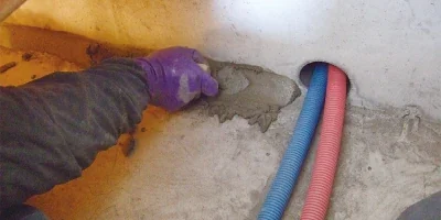 株式会社アスピア 公式サイト掲載：シロアリ防除の薬剤を床下に処理する作業