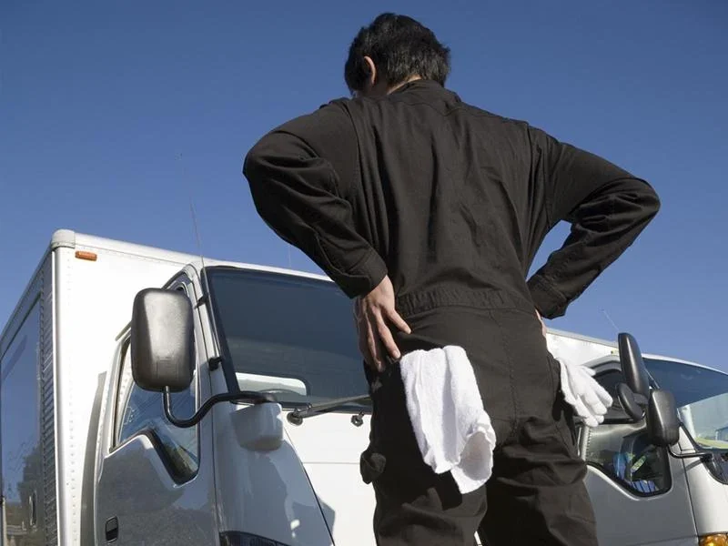 有限会社服部商会 公式サイト掲載：公式掲載の作業車と人物の写真
