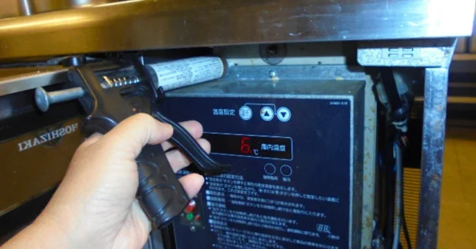 環境衛生サービス明治 公式サイト掲載:厨房設備の隙間を処理する作業