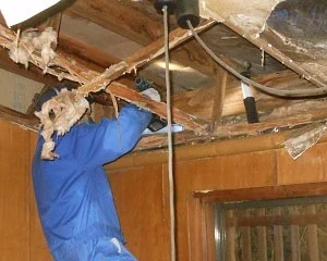 浦川商店 公式サイト掲載:室内の木部を施工する作業