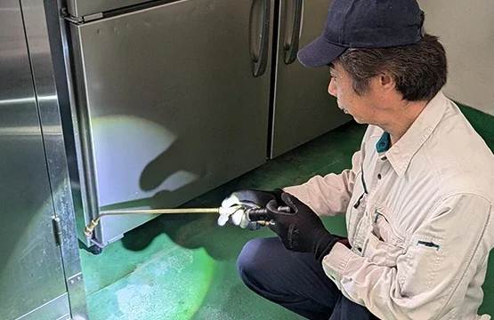 ミヤコ消毒 公式サイト掲載：厨房で薬剤を処理する作業